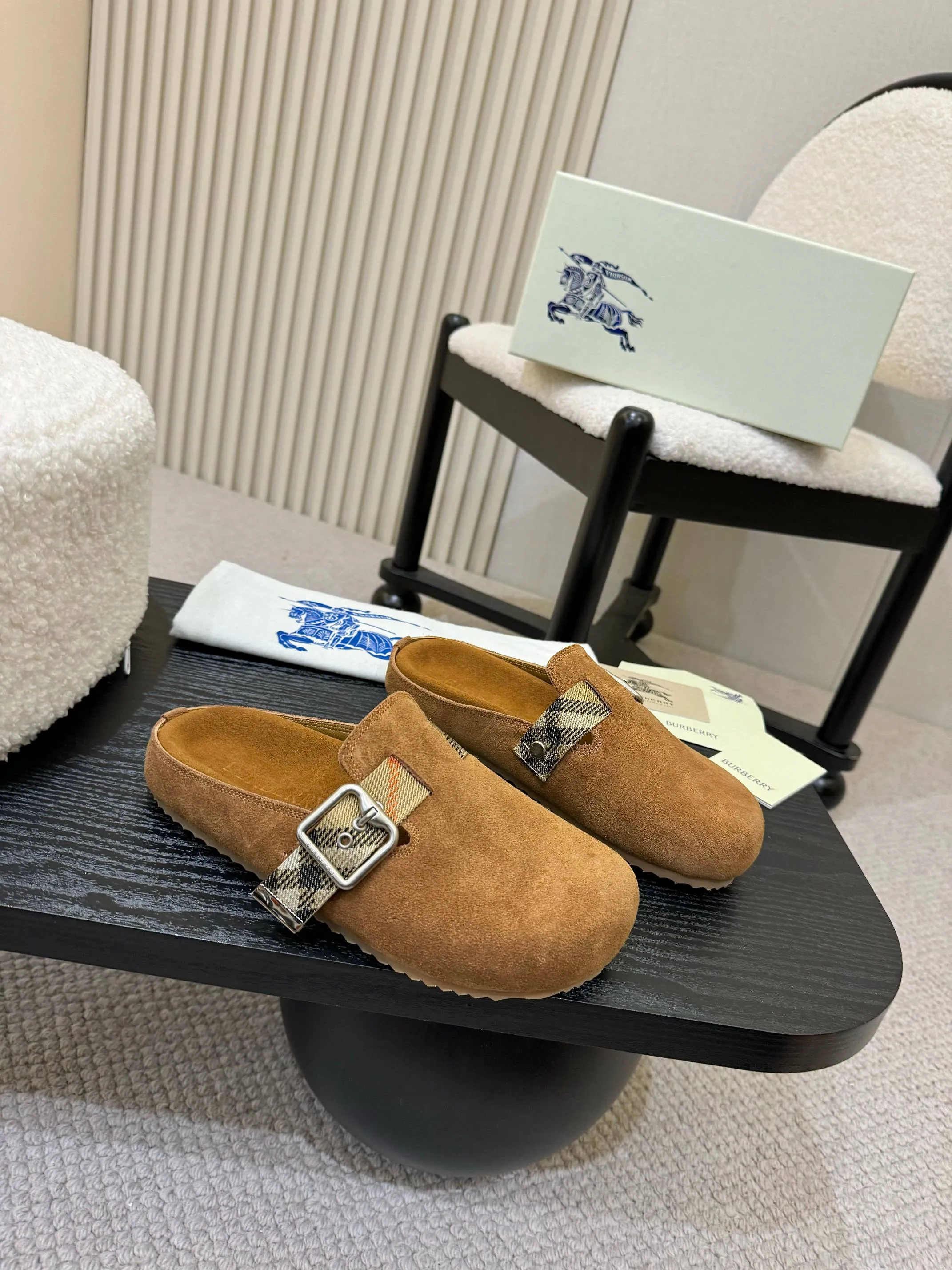 Men's shoes 💰560 Burberry's 2025 popular Birkenstock slippers are released, made of soft suede fabric and refined in Italian workshops. Featuring an embossed plaid pattern and an embossed sole embellished with the archive brand's logo. Features an adjustable B-shaped buckle strap and is embellished with the signature sand-colored Burberry check in jacquard worsted.   ✅Fabric: suede ✅Lining: silk cowhide ✅Outsole: TPU ✅Color: black, brown, pink, apricot, 4 colors available ✅Code number: 35-45 for men and women (35, 45 customized)